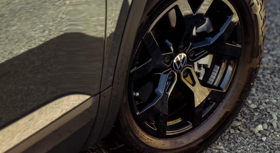 Close up view of the wheel of a 2025 Volkswagen Atlas
