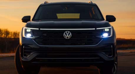 Close_up_dront_view_black_vw_headlights