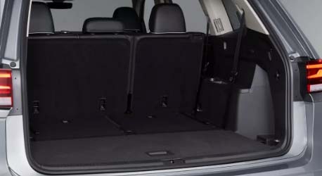 Close_up_rear_view_vw_liftgate_empty_trunk