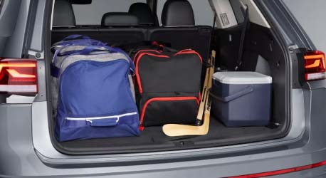 Close_up_rear_vw_cargo_space_with_baggage