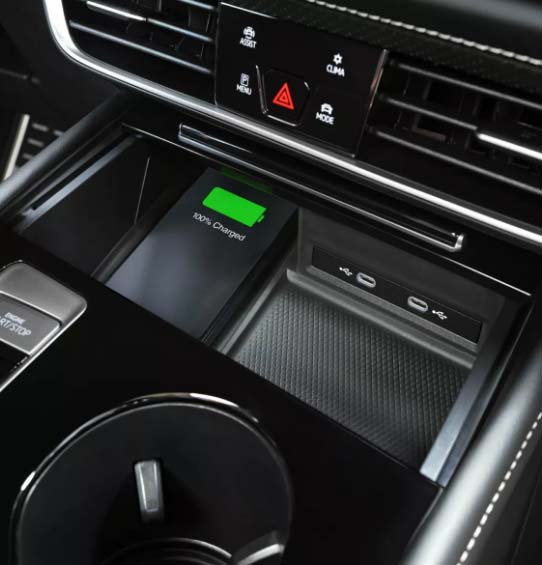 Close_up_wireless_charging phone