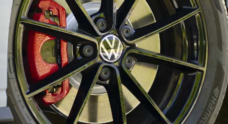 Close_up_black_wheel_jetta_sporty_rim