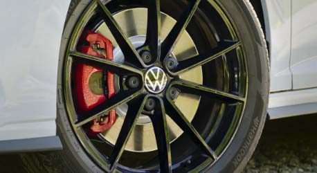 Close_up_gli_vw_black_rim