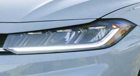 Close_up_headlight_white_jetta_gli