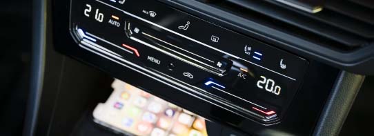 Close_up_vw_jetta_center_console_wireless_device_charging_area