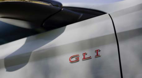 Close_up_white_gli_with_badge