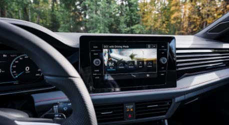 Interior_display_jetta_gli_touchscreen