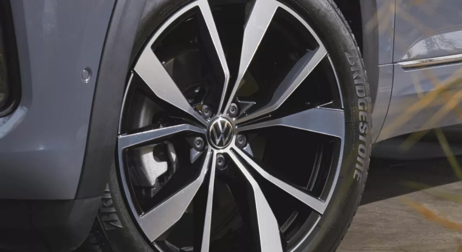 Close up of VW silver rim